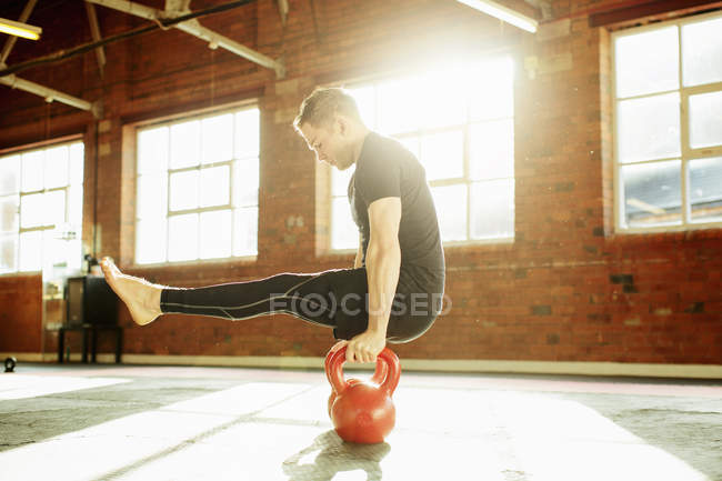 Man strength training with kettle bells — Stock Photo