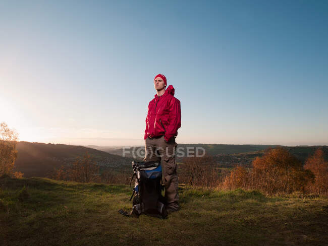Escursionista in piedi nel paesaggio rurale — Foto stock