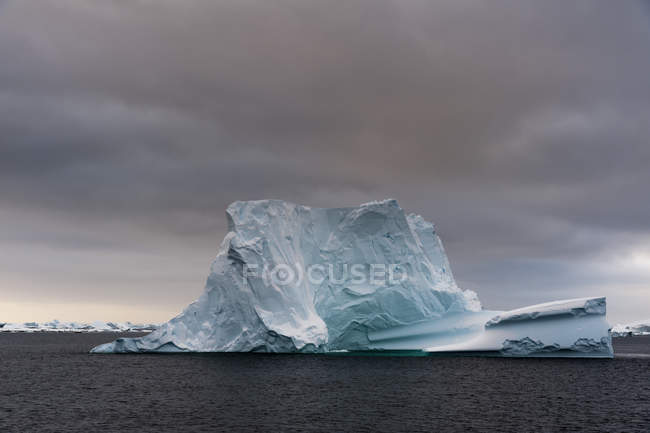 Низкие облака над Айсбергами в канале Лемер, Антарктида — стоковое фото