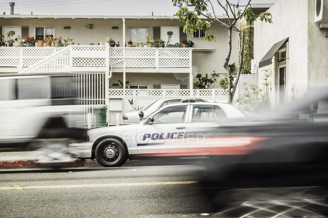 Plan flou de la voiture de police en excès de vitesse — Photo de stock