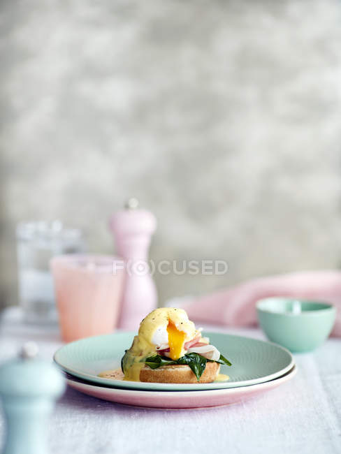 Porción de huevos benedicto desayuno en la mesa - foto de stock