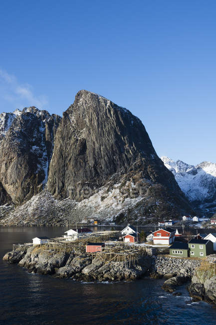 Paysage avec maisons au bord de l'eau et montagnes, Hamnoy, Îles Lofoten, Norvège — Photo de stock