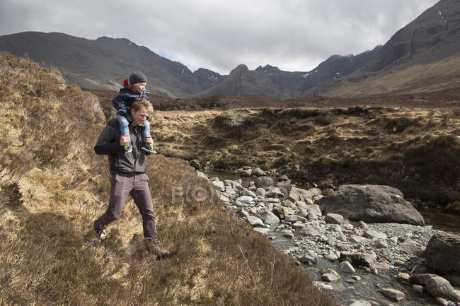 Senderismo padre e hijo, Piscinas de hadas, Isla de Skye, Hébridas, Escocia - foto de stock