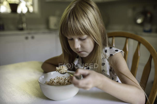 Маленька дівчинка снідає — стокове фото