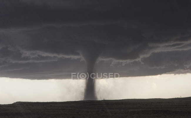 Se forma un tornado casi perfectamente vertical en una supercélula estacionaria en Colorado - foto de stock