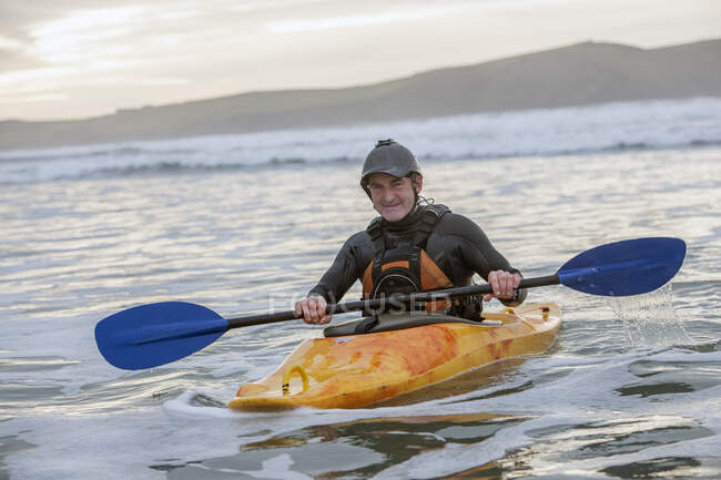 Mature man sea kayaking — Stock Photo