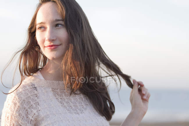 Porträt einer jungen Frau im Urlaub — Stockfoto