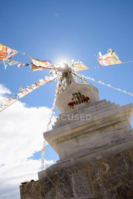 Flache Ansicht von Flaggen auf Skulptur — Stockfoto