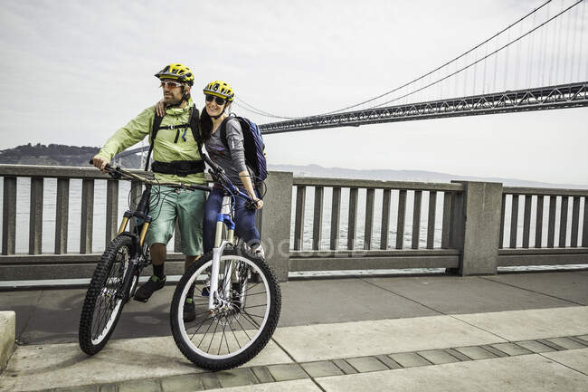 Radfahrer auf der Bay Bridge, San Francisco — Stockfoto