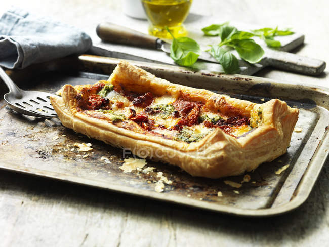 Tomato and mozzarella tart on baking tray — Stock Photo