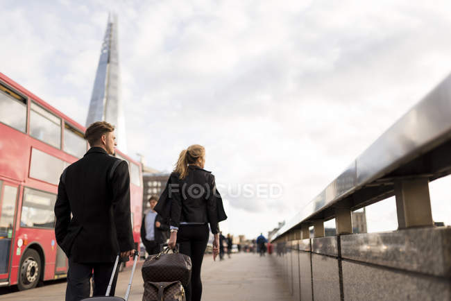Бизнесмен и бизнесвумен в командировке, Лондон, Великобритания — стоковое фото