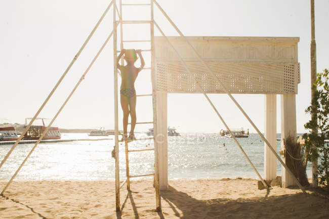 Ragazzo che gioca al mare, Sharm El Sheikh, Egitto — Foto stock
