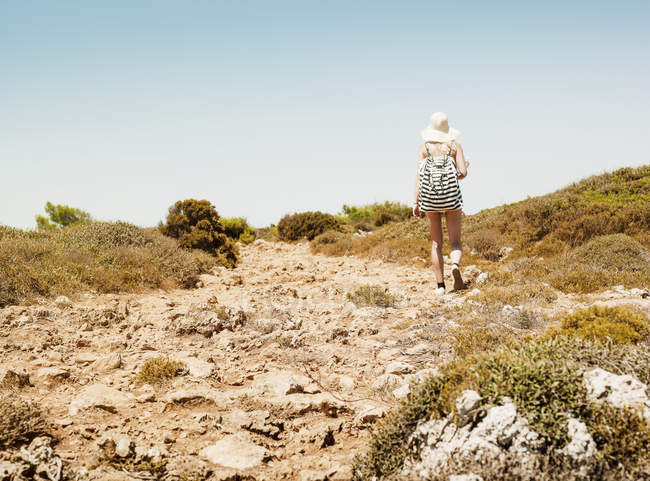 Rückansicht einer Frau mit Strandtasche, Menorca, Spanien — Stockfoto