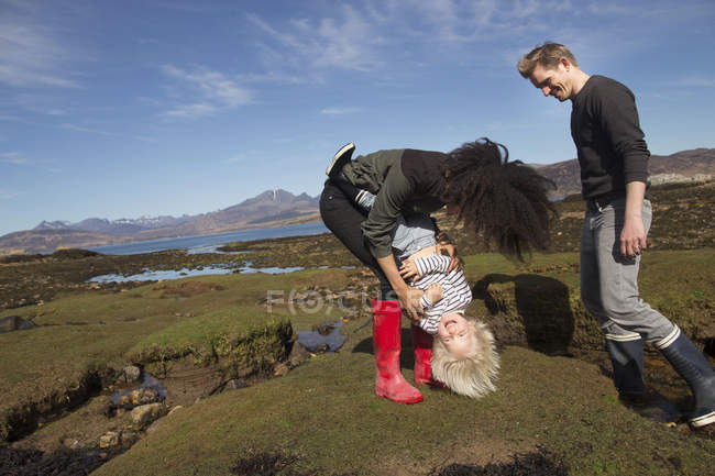 Mutter kitzelt Sohn, loch eishort, isle of skye, hebrides, scotland — Stockfoto