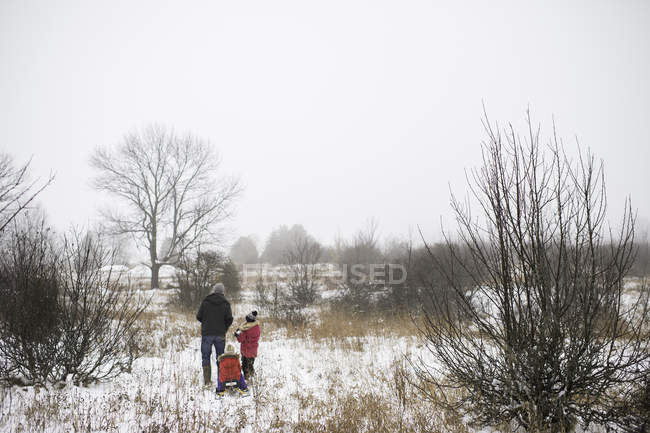 Padre e figlie nella scena rurale in inverno — Foto stock