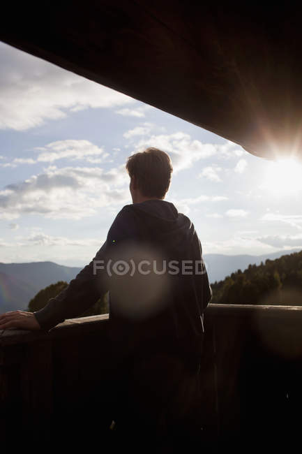 Silhouette männlicher Wanderer mit Blick vom Balkon, Südtirol, Italien — Stockfoto