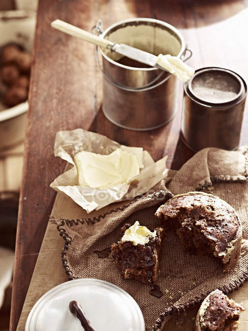 Rustic table with billycan bun and butter — Stock Photo
