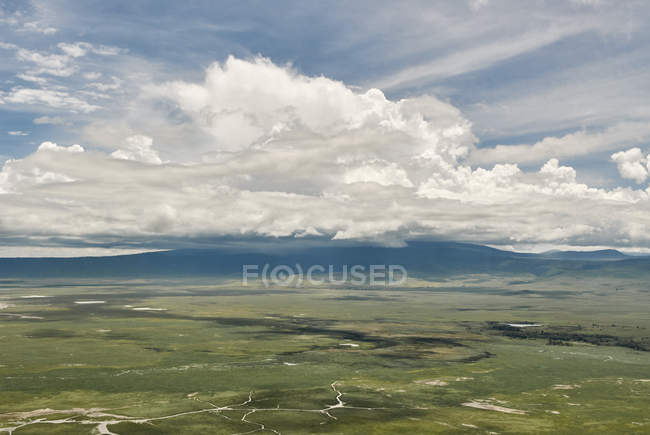 Vue aérienne des nuages sur le paysage, Ngorongoro, Arusha, Tanzanie, Afrique — Photo de stock