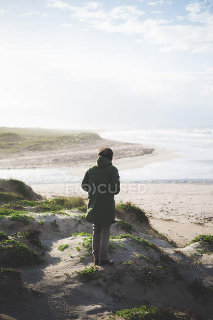 Man looking out on coast from dunes, Sorso, Sassari, Sardenha, Itália — Fotografia de Stock