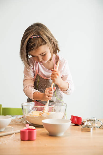 Девушка смешивает тесто в миске — стоковое фото