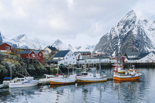 Reine village de pêcheurs avec des montagnes enneigées, Norvège — Photo de stock