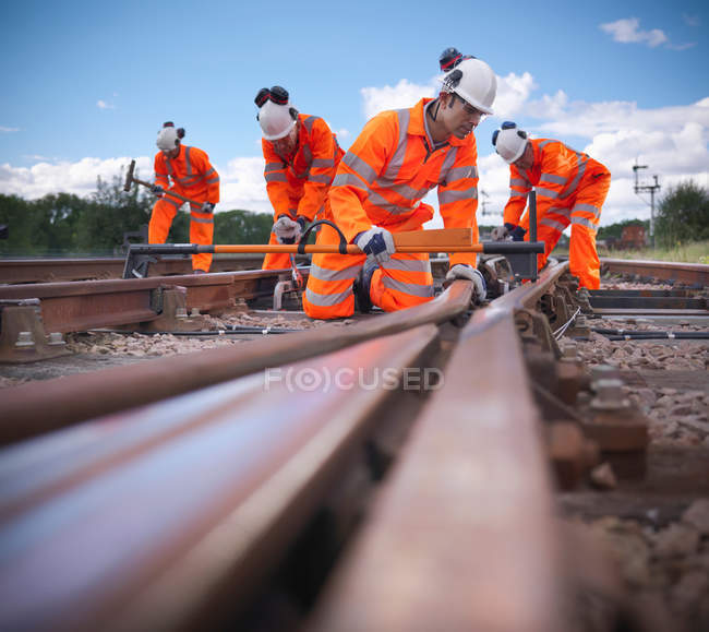 Железнодорожники проверка железнодорожного пути уровень, вид на уровень поверхности — стоковое фото