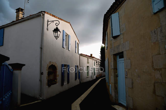 Узкая улица, Морнак-сюр-Сёз, Пуату-Шарль, Франция — стоковое фото