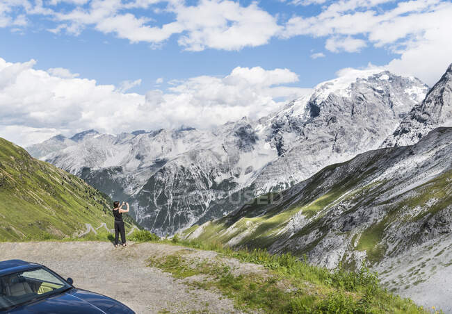 Visão traseira da mulher fotografando montanha, Passo di Stelvio, Stelvio, Itália — Fotografia de Stock