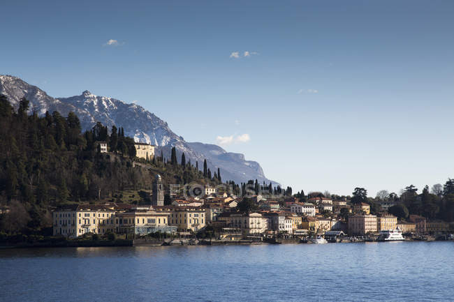 Ciudad tradicional junto al lago, Lago de Como, Italia - foto de stock