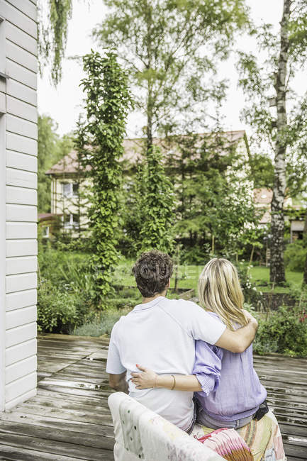 Rückansicht eines Paares auf der Gartenterrasse — Stockfoto