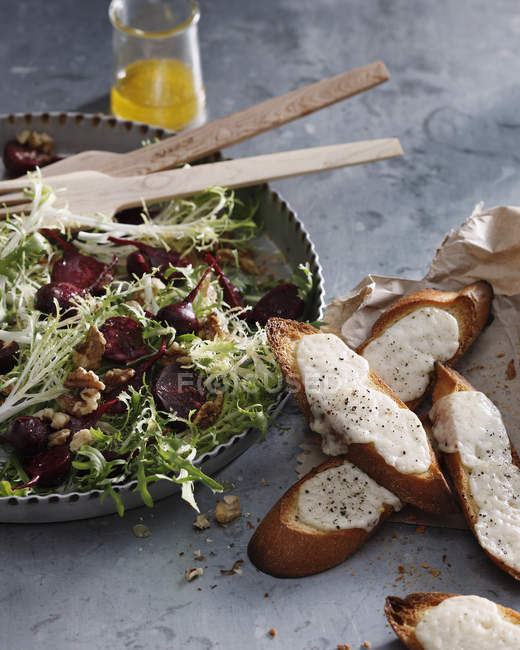 Блюдо из смешанного салата с грецкими орехами и сырными гренками — стоковое фото