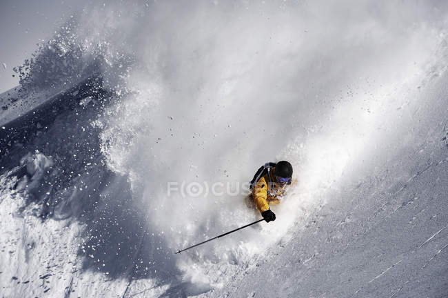 Средний взрослый лыжник, превышающий скорость на холме, Обергургль, Австрия — стоковое фото