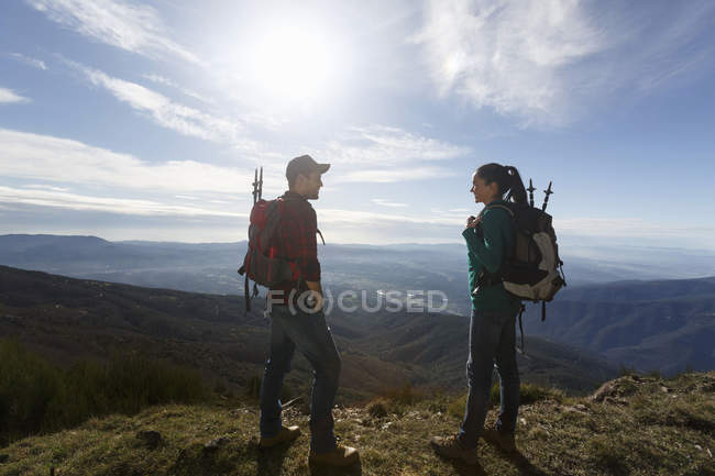 Caminhantes desfrutando de vista da colina, Montseny, Barcelona, Catalunha, Espanha — Fotografia de Stock