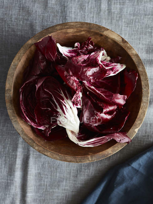 Top view of radicchio lettuce leaves in wooden bowl — Stock Photo