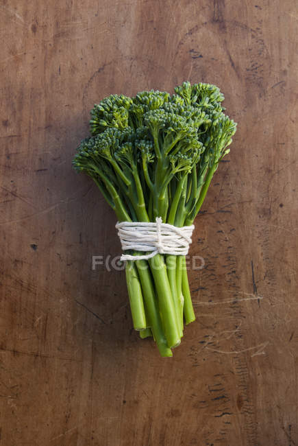 Ramo de brócoli atado con cuerda, bodegón - foto de stock