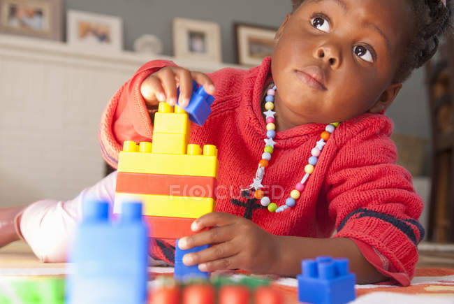 Female toddler playing with building blocks — Stock Photo