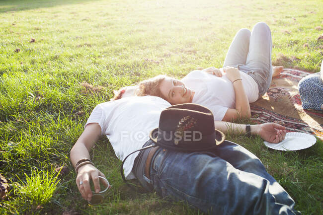 Romantique jeune couple se détendre à la fête pique-nique dans le parc — Photo de stock