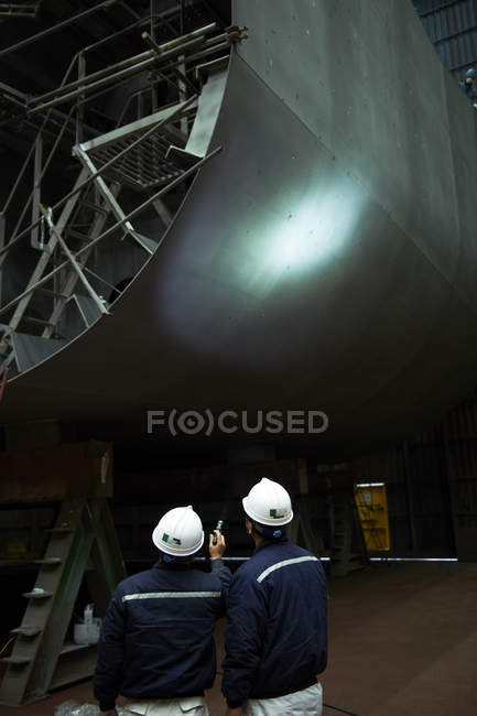 Detalhe do navio no estaleiro, com os trabalhadores olhando, GoSeong-gun, Coreia do Sul — Fotografia de Stock