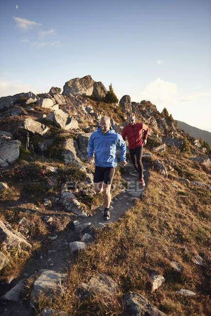 Trail runners on rocky path, Valais, Suíça — Fotografia de Stock