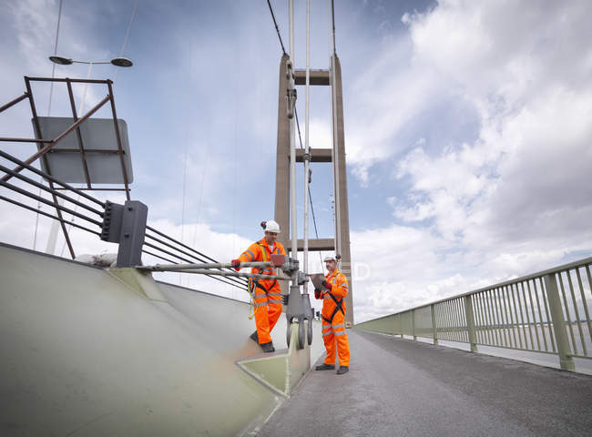 Trabajadores de puentes inspeccionando cables de puente colgante, Humber Bridge, Reino Unido - foto de stock