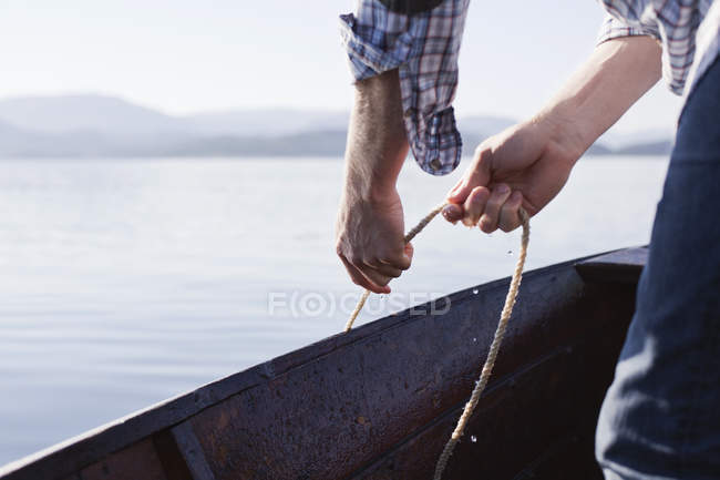 Mann auf Boot mit Seil, aure, Norwegen — Stockfoto