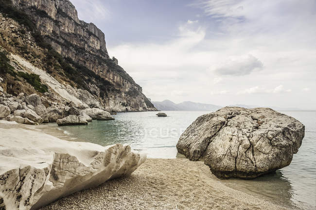 Boulders on beach, Cala Golori, Felinia, Italy — стоковое фото