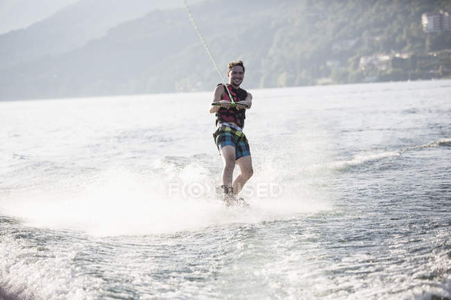 Ski nautique, Lac Majeur, Verbania, Piémont, Italie — Photo de stock