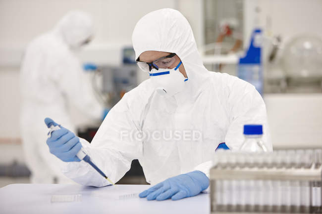 Scientists working in laboratory — Stock Photo