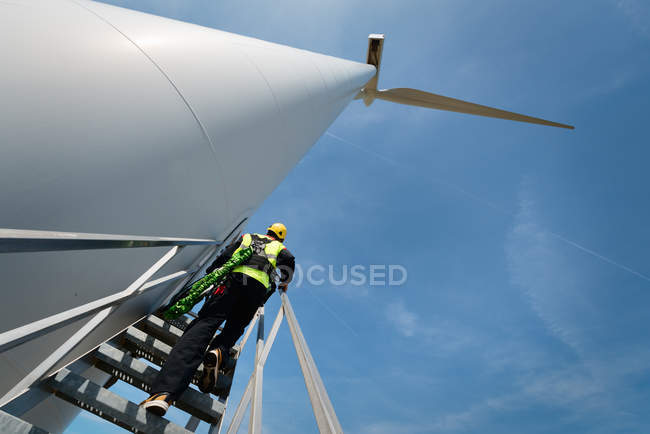 Trabalhador de manutenção em pé numa turbina eólica moderna, Biddinghuizen, Flevoland, Países Baixos — Fotografia de Stock