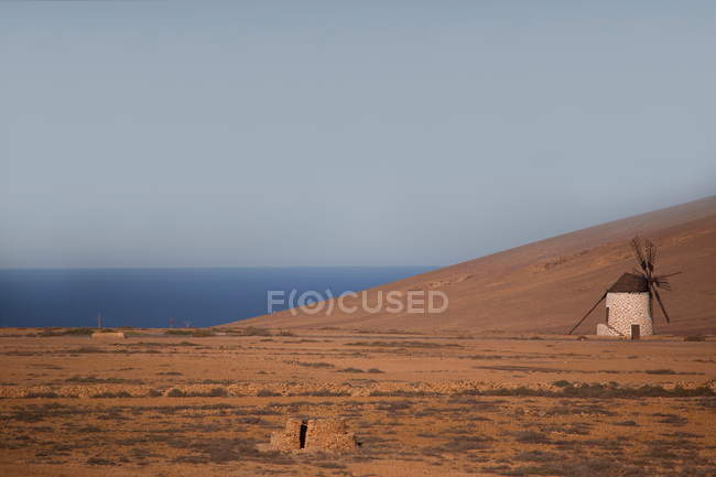 Vista del antiguo molino de viento y el mar, Fuerteventura, España - foto de stock