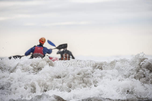Duas pessoas caiaque mar — Fotografia de Stock