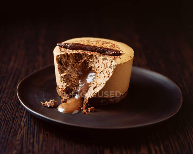 Porción de ratón de chocolate en el plato con salsa de chocolate - foto de stock