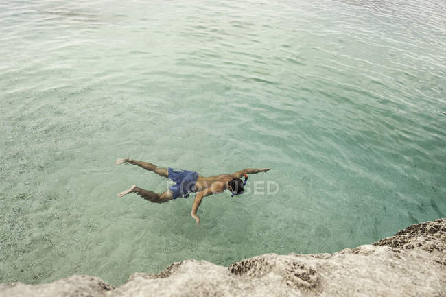 Uomo in mare, Cala Goloritze, Sardegna, Italia — Foto stock