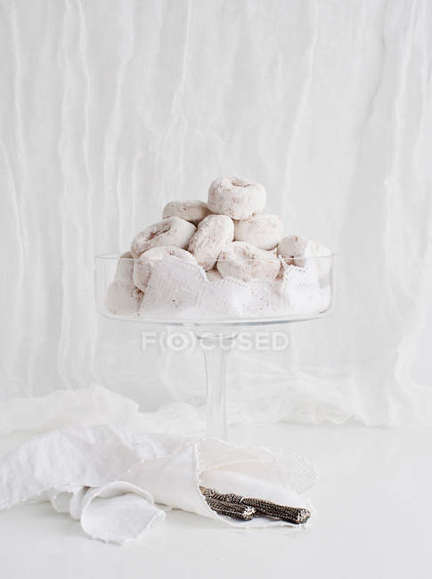 Piatto di ciambelle sul tavolo — Foto stock